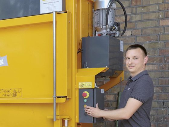 Christopher Stiglmeier, HSE Officer, Mixing Facility Weinheim, an der neu angeschafften Ballenpresse.
