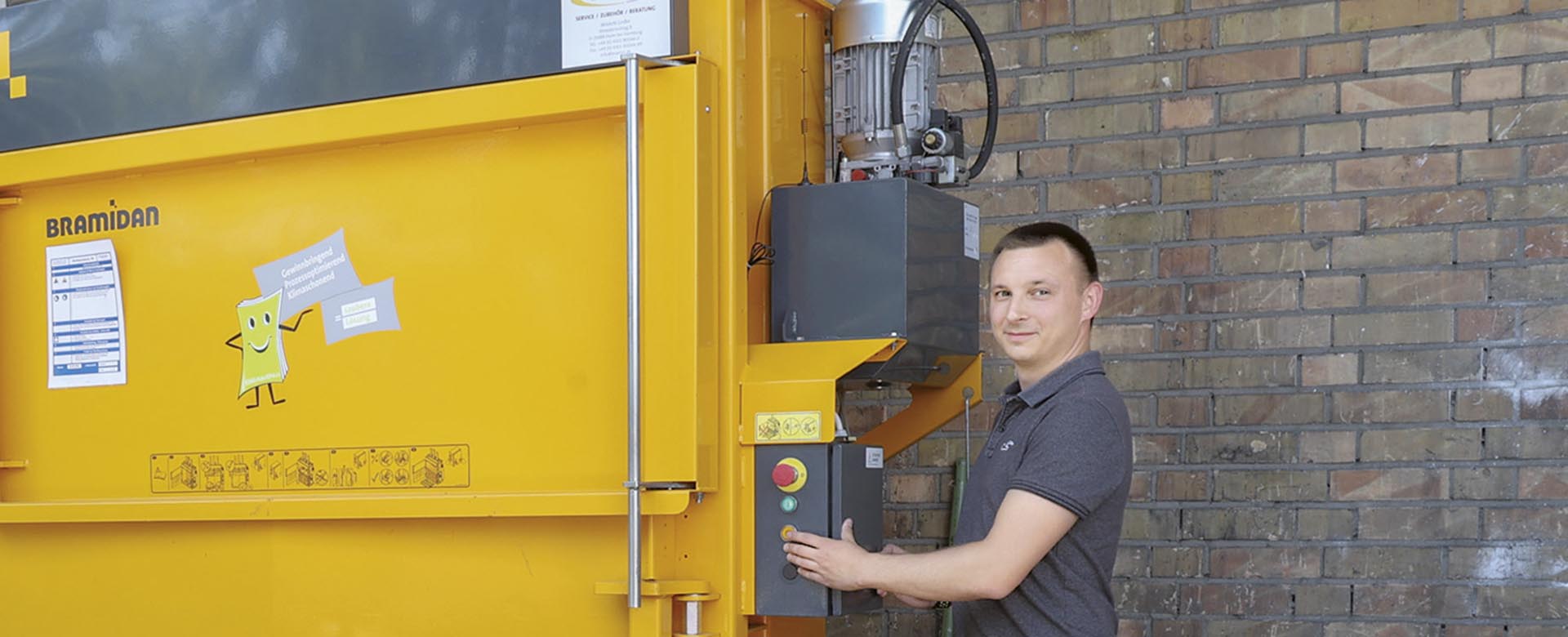 Christopher Stiglmeier, HSE Officer, Mixing Facility Weinheim, an der neu angeschafften Ballenpresse.