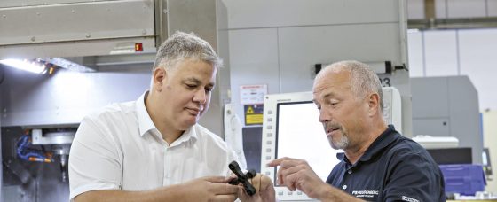 Marco Deuchert (links) und Matthias Hauer haben bei der ­Verfeinerung eines digitalen Simulationstools in der Thermoplast-Entwicklung zusammengearbeitet.