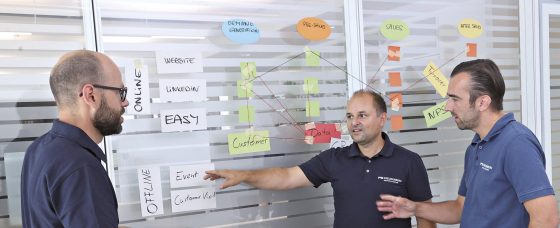 Gruppenfoto vor dem Whiteboard