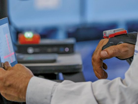 Mann mit digitaler Vorrichtung