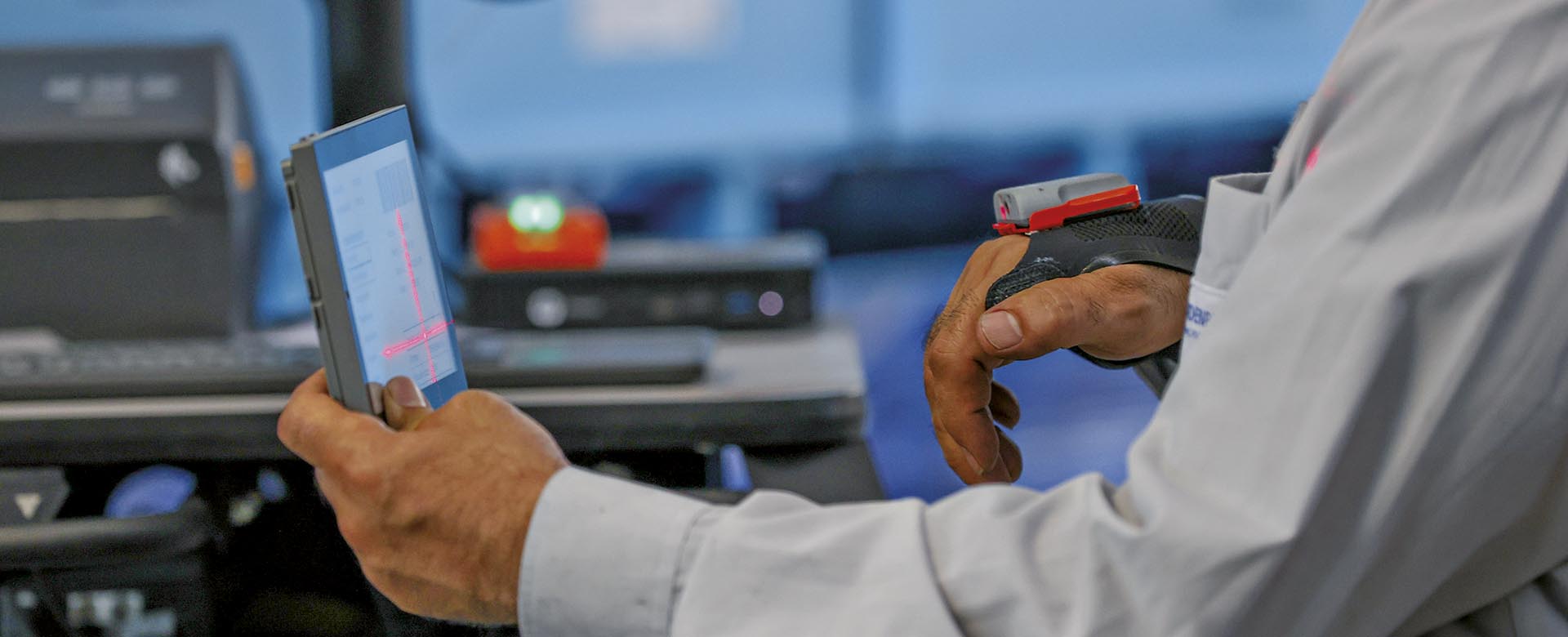 Mann mit digitaler Vorrichtung