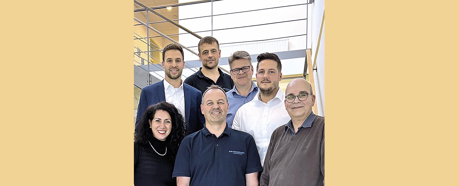 Diese Köpfe stecken hinter der Innovation mit dem Namen „2K Thermal Interface Carrier“, die FST neue Marktchancen eröffnet. Hintere Reihe (von links): Christopher Wecht, ­Edwin Mayer, Joachim Scheufler und Denis Glonning. Vordere Reihe (von links): Suzan Klein, Jürgen Müller und Thomas Müller.